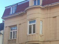 Ulica Vladimira Nazora 11 Kuća je građena 1924. godine u secesijskom stilu  Kuća je građena 1924. godine u secesijskom stilu u vlasništvu obitelji Kostinčer. Donedavno je u prizemlju radila knjižara i papirnica.